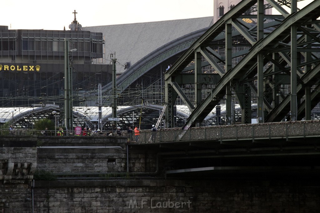 PSpringt kein Suizid Brueckenspringer Koeln Hohenzollernbruecke P225.JPG - Miklos Laubert